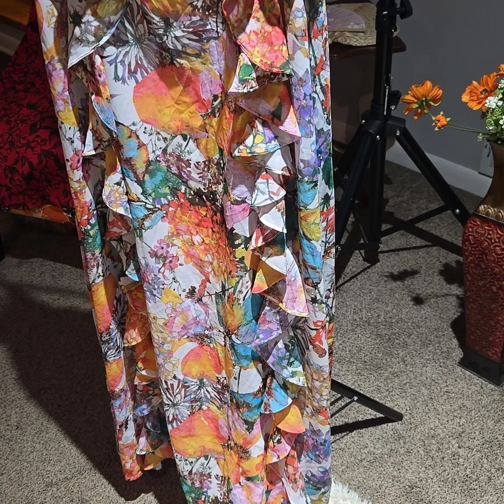 Beautiful Maxi Print Dress đź‘— With Ruffle Down Trail. - Picture 3 of 11